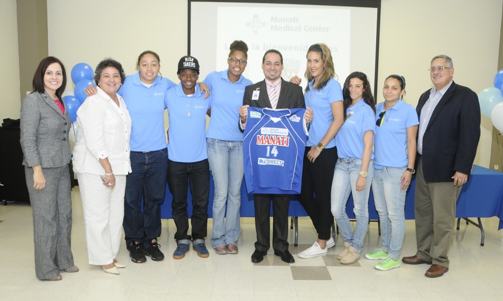 Sra. Brendaliz Avila, Sra. Lourdes Bello, Lcdo. José Rosado y Dr. Luis R. Rosa Toledo junto a algunas de las integrantes del equipo Las Atenienses de Manatí.